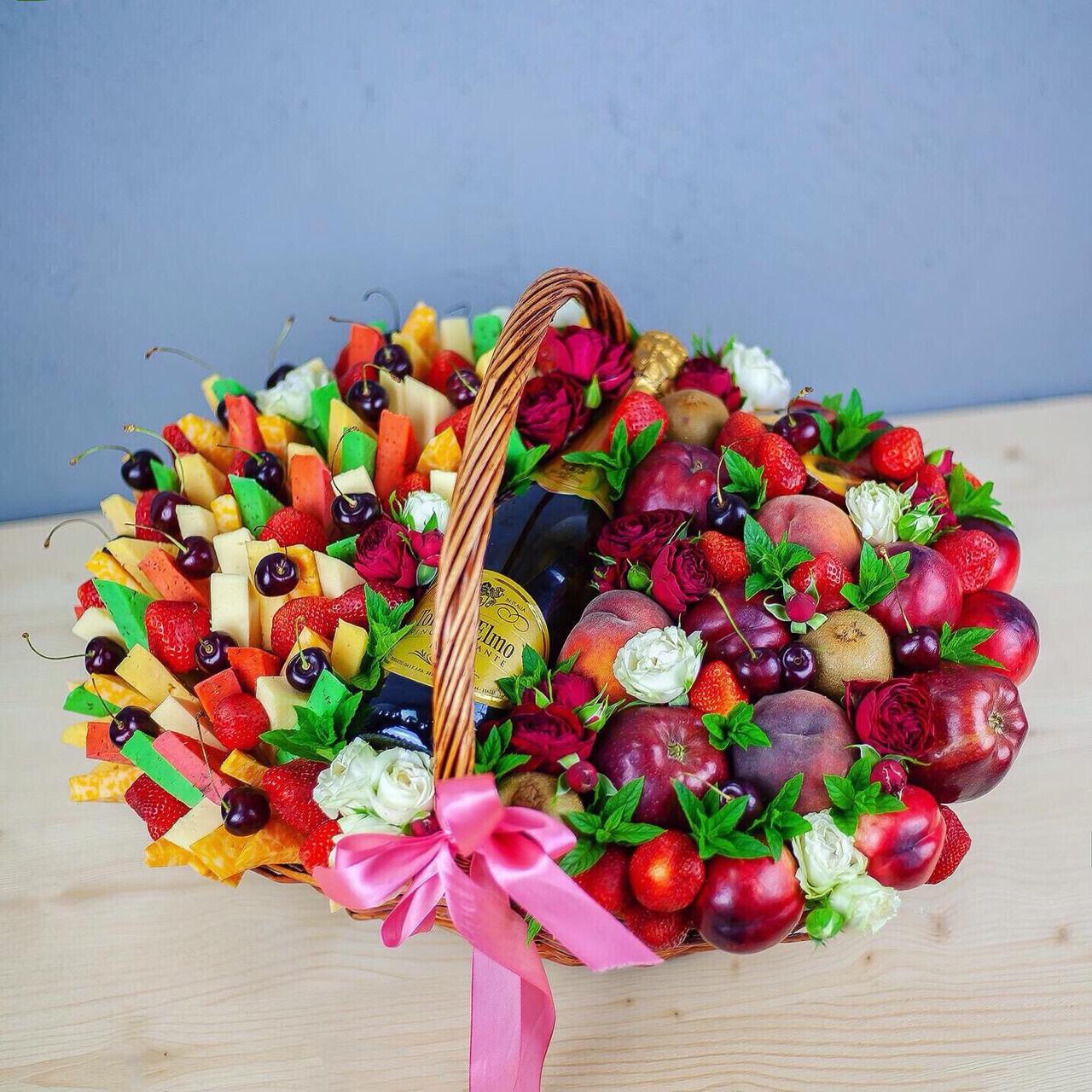 Sedobnyj-buket-251.-Korzina-s-syrom-i-orehami-i-fruktami.jpg